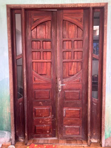 Porta e janela de madeira á venda Massaranduba