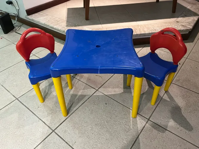 Mesa e cadeiras infantil