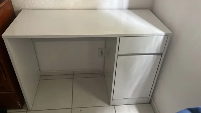Mesa de escritório branca com gavetas