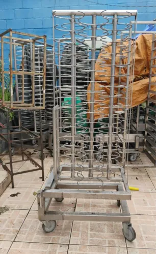 Carrinhos de inox para pratos e bandejas.