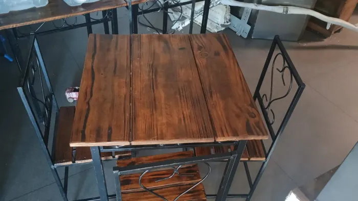 5 jogos de mesa com 4 cadeiras em ferro e madeira 