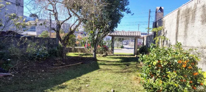 Terreno de 432m² com árvores frutíferas e casa mista em Piraquara/Guarituba