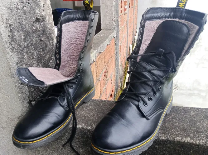 Doc Martens Preta Couro legítimo Cano Alto + Dois cadarços (preto e amarelo)