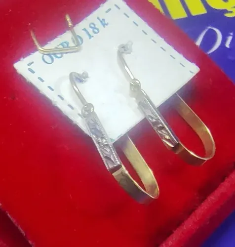 Brincos Argola Detalhes Ouro Branco 18 Kilates 4 Diamantes em cada Argola Peso 2.00 Gramas