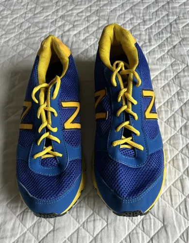 PAR DE TENIS NEW BALANCE NUMERAÇÃO DIFERENTE