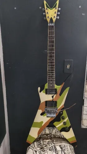 Venda de uma guitarra Dean de três pontas 