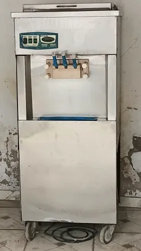 Vendo máquina de sorvete Italianinha,semi nova