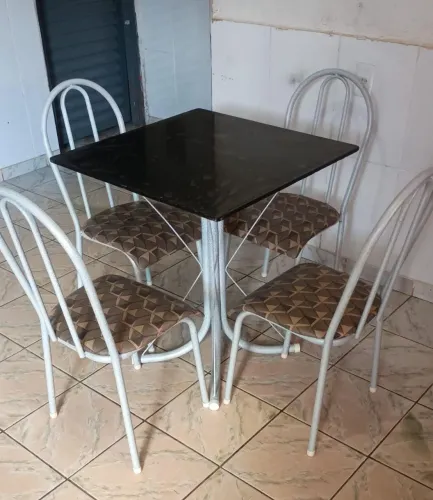 Mesa com cadeiras 