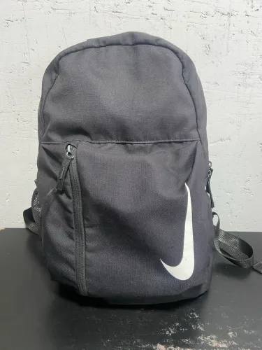 Mochila Nike Original Preta - Espaçosa, Resistente e Versátil