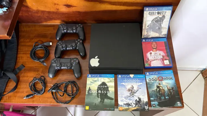 PS4 SLIM 1Tb - 3 controles - 5 jogos - USADO
