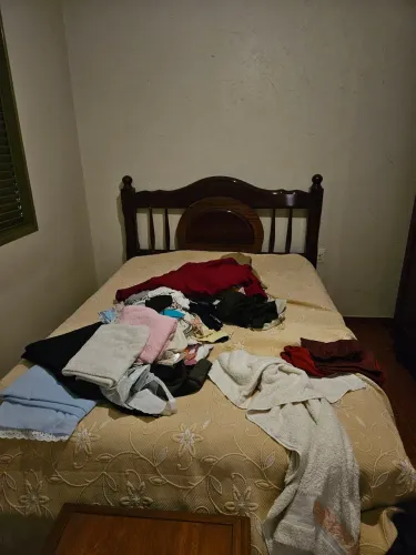 Cama casal, madeira.