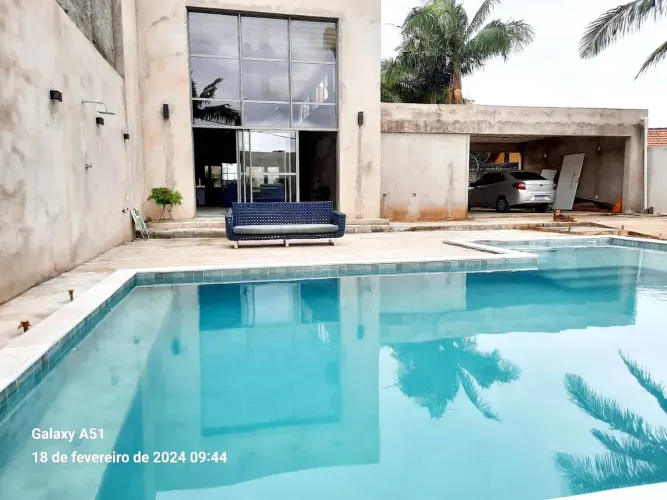 CASA PARA EVENTOS À VENDA COM SUÍTE E PISCINA - JD. SANGRILÁ