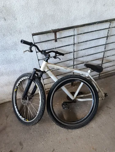 Vendo ou troco bicicleta com par de vmaxx aro 26 um deles tá sem raios com pneu