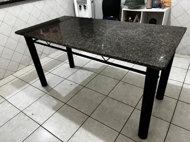 Mesa de Jantar/Cozinha em Granito com Base de Aço Preto - Excelente Estado