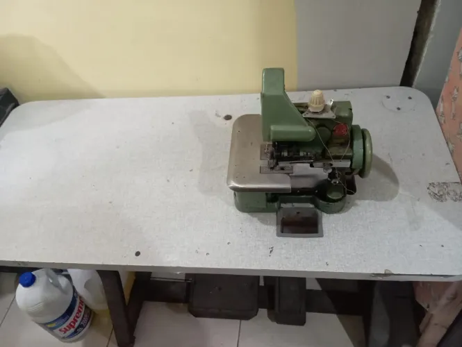 Máquina de costura (sem defeitos e funcionando )