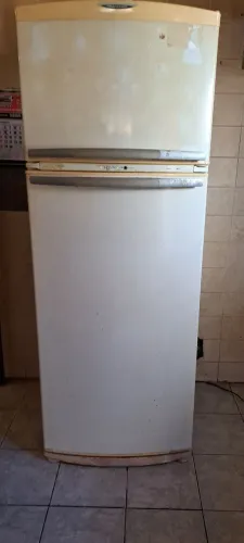 Vende -se uma geladeira Brastemp
