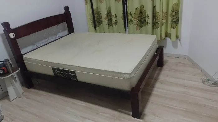 Cama de madeira + colchão 