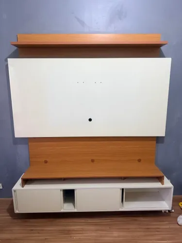 Painel para TV com rack suspenso e nicho superior