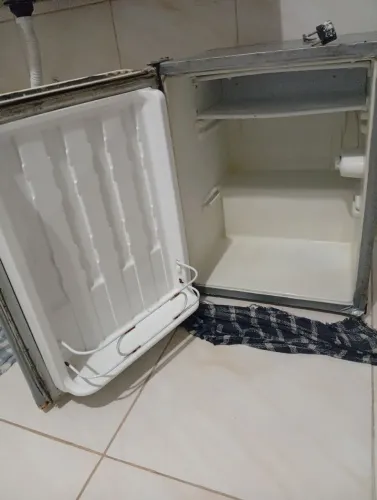Vendo frigobar usado.