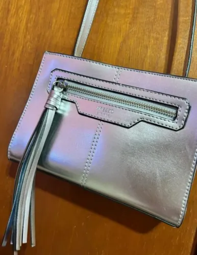 BOLSA AREZZO PRATA METALIZADA COM TASSEL