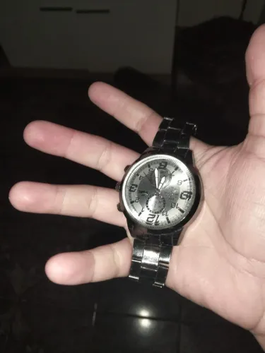 Um relógio ? funciona super bem, usando apenas ,3 vezes .