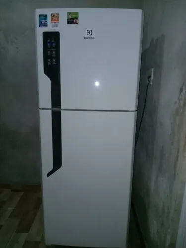 Vendo geladeira Eletrolux semi nova 