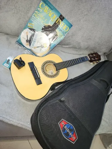 Cavaquinho + capa anti-impacto + afinador.  Valor 450,00