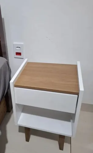 Mesinha de cabeceira