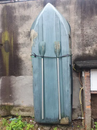 Vendo barco pescador com motor coletes 2 remos valor 2.000
