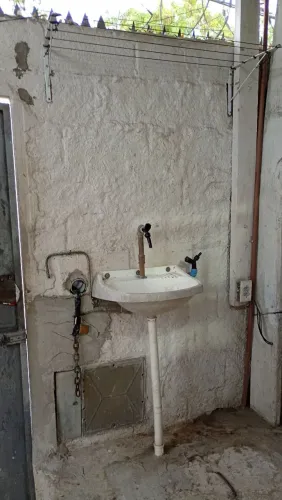 Alugo quarto/cozinha/banheiro,na Nova Mirim,em frente o Viaduto 1,com armarinho de parede