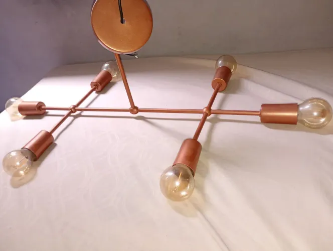 Lustre com 6 lâmpadas.