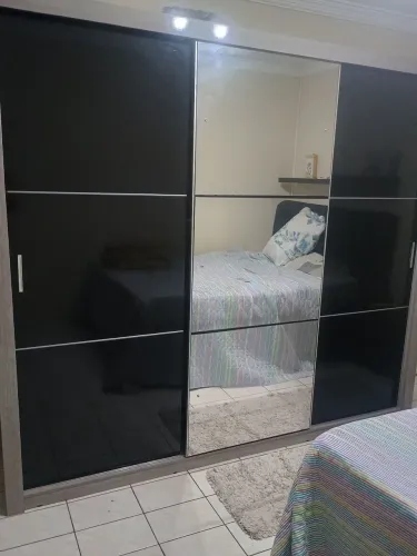 Guarda-Roupa Paradizzo 3PT e 4GV com Espelho Griz e Preto