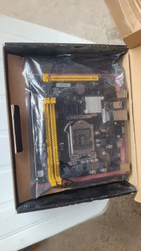 Vendo Placa-Mãe de computador BIOSTAR SEMI-NOVA