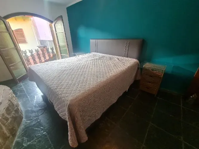 Cama Casal King Size Ortobom com 2 mesas de cabeceira em vime Usado