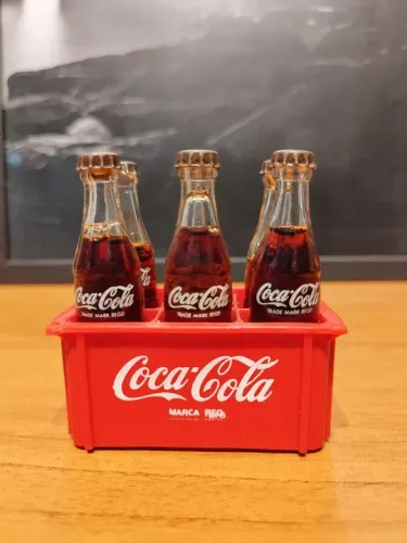 Mini garrafinhas da coca cola coleção anos 80, composto por 6 garrafinhas e um engradado. 