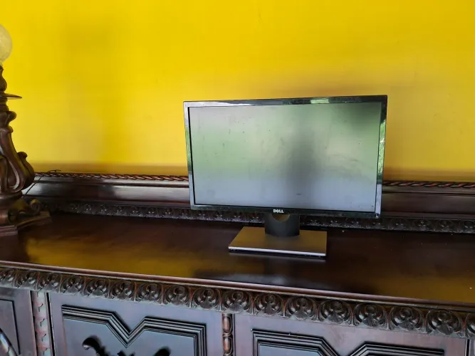 Monitor Dell usado e com defeito.