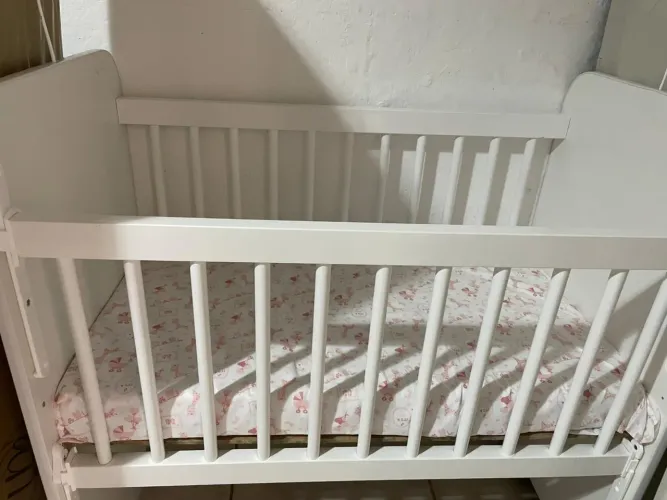 Mini berço grade móvel, com colchão e regulagem de altura