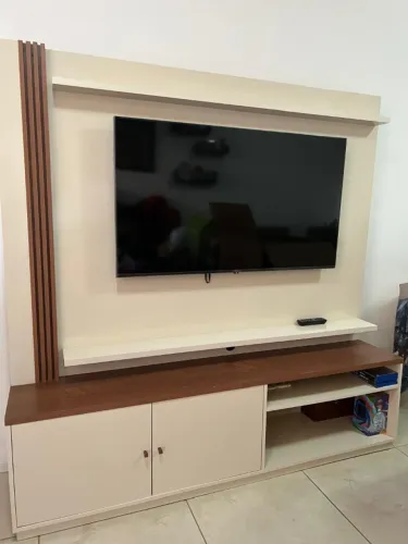 Rack Home para TV com Painel, Nichos e Armário Semi-Novo