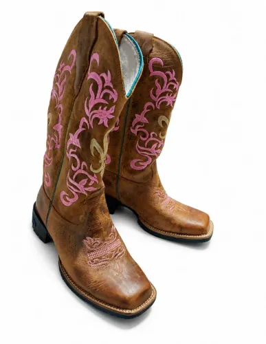 Bota feminina tamanho 35 de couro legitimo usada uma vez, com bordado rosa