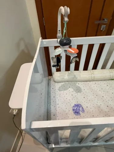 Berço novo bem conservado, com colchão e 2 almofadas lateral ainda leva 2 lençóis e trav