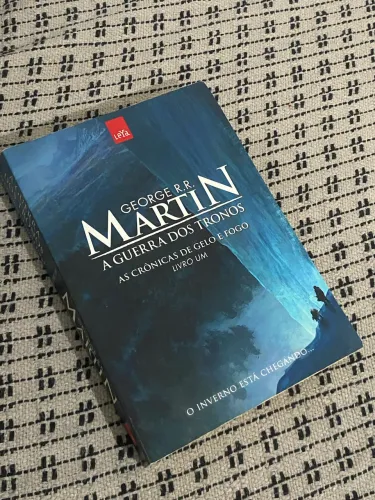 A GUERRA DOS TRONOS - AS CRÔNICAS DE GELO E FOGO LIVRO 1