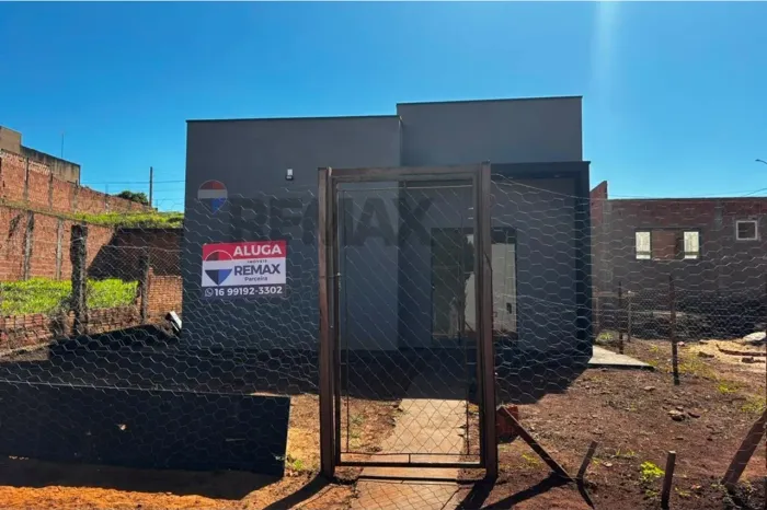"Charmosa Casa Nova no Tranquilo Jardim Jequitibá"