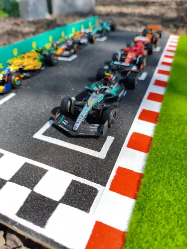 Coleção Fórmula 1 Bburago 1:43 + Diorama Grid de Largada | Ferrari, McLaren, Red Bull