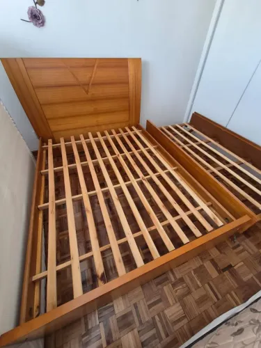 Cama casal padrão madeira com cama auxiliar de solteiro