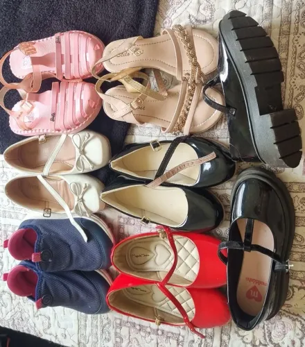 6 sandálias e 1 tenis