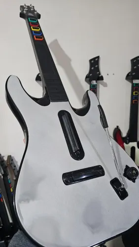 Guitarra Guitar Hero 5 (pintada) PS3/4/5/Xbox 360 e PC - Strumlab