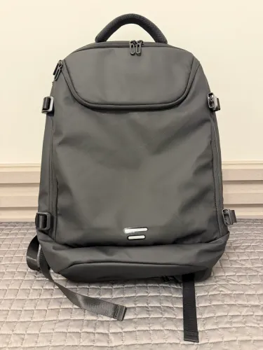 Mochila executiva 51L com três bags extras.