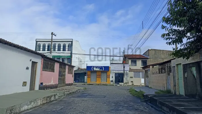 Casa à Venda no Bugio com 4 Quartos, Suíte e Garagem em Aracaju