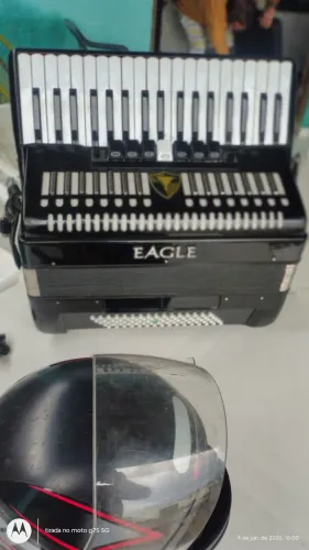 Vende_se uma sanfona de 80 baixos elétrica com 6 registro bem coservada