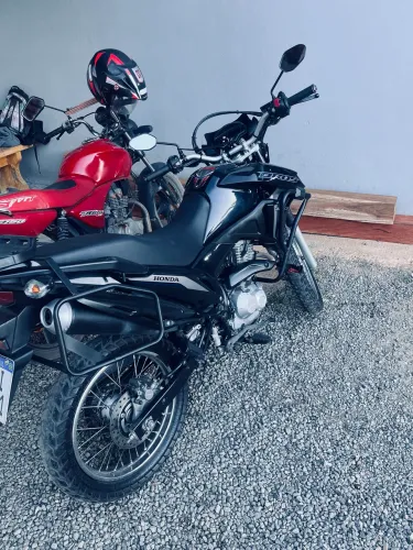 Vendo esta linda bros com apenas 17000 km pneus ainda original brinde vai um pneu novo 